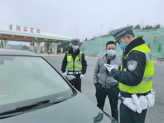 交警正在一線執(zhí)勤。臨空公安分局供圖