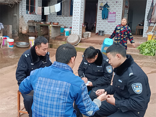 深入村民家中了解情況。臨空公安分局供圖