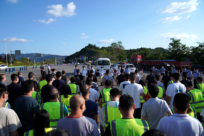 專(zhuān)案組民警將犯罪嫌疑人押解回廣元。廣元市公安局供圖