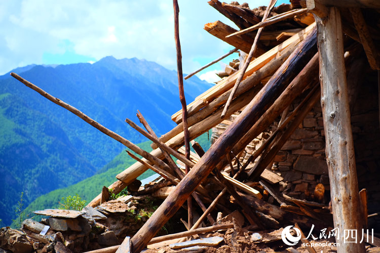 俄瑪秋家房子已經(jīng)完全垮塌。陳瀟洋攝