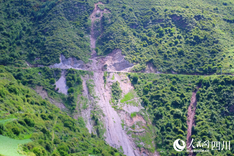 二茶村余震不斷，仍有山體滑坡等次生災害。陳瀟洋攝