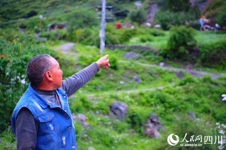 然拉木滾指著自己已經(jīng)被掩埋的房子。陳瀟洋攝