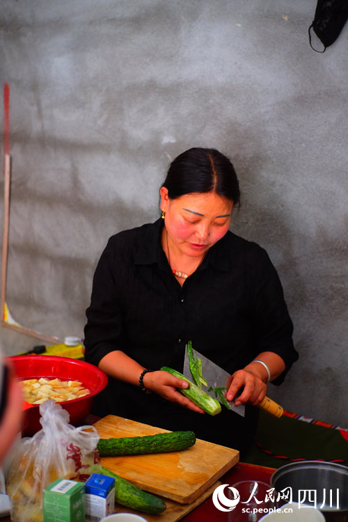 受災(zāi)村民在安置點(diǎn)準(zhǔn)備晚飯。陳瀟洋攝