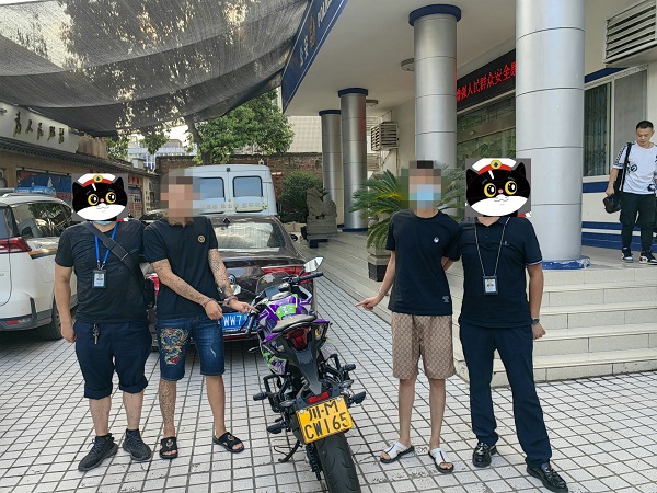 犯罪嫌疑人朱某和孟某指認(rèn)搶劫車(chē)輛。資陽(yáng)市公安局雁江區(qū)分局供圖