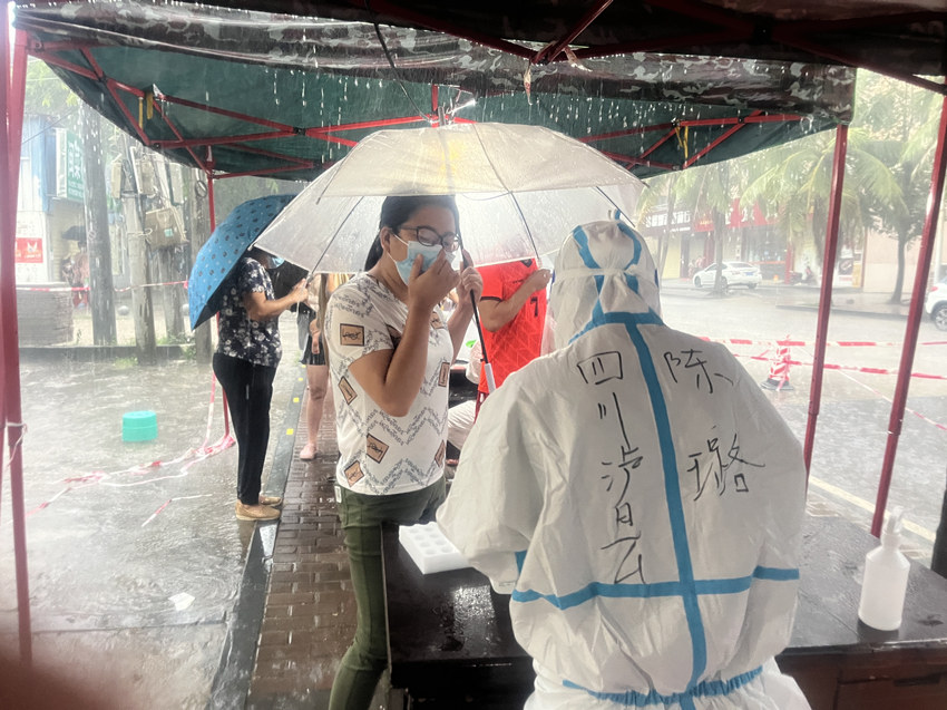 堅(jiān)定信念風(fēng)雨無阻。游青燕攝