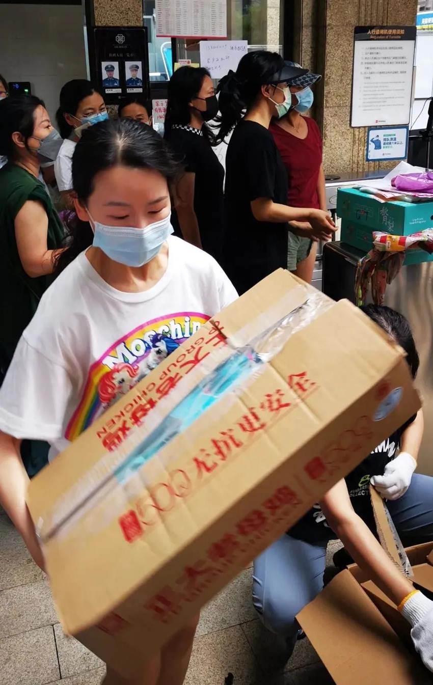汪彥妮為居民們配送物資。成都高新公安供圖
