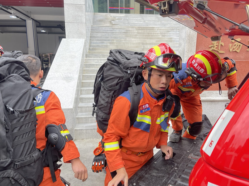 消防救援人員出發(fā)趕赴震中。四川省消防救援總隊(duì)供圖