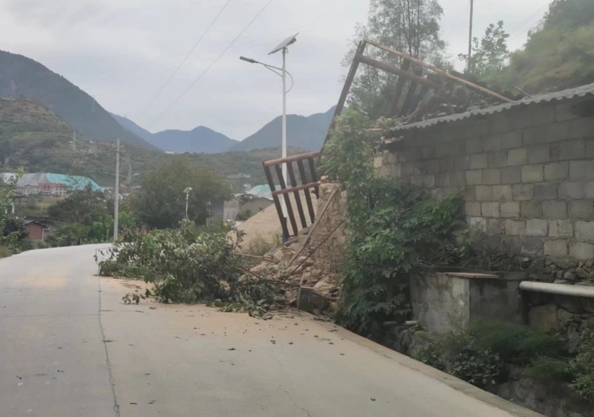 當(dāng)?shù)厥転?zāi)情況（局部）。甘孜公安供圖