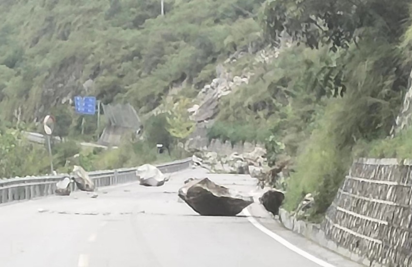 當(dāng)?shù)厥転?zāi)情況（局部）。甘孜公安供圖