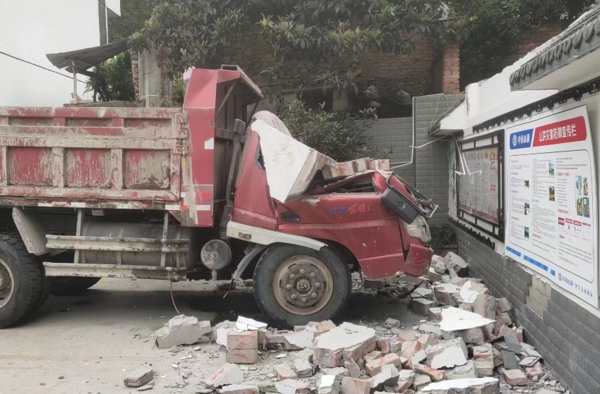 當(dāng)?shù)厥転?zāi)情況（局部）。甘孜公安供圖