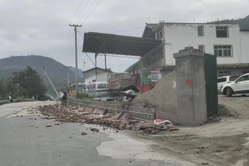 當(dāng)?shù)厥転?zāi)情況（局部）。甘孜公安供圖