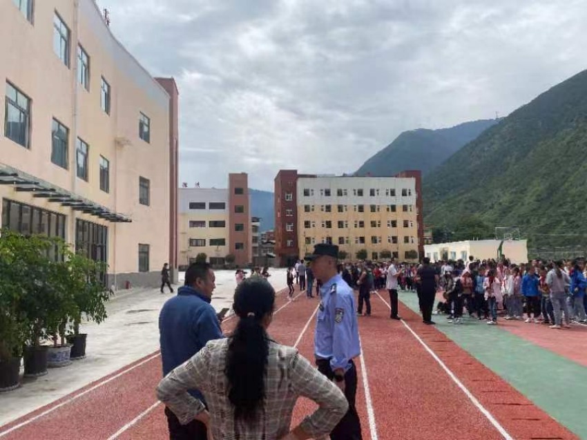 甘孜公安迅速參與抗震救災(zāi)。甘孜公安供圖