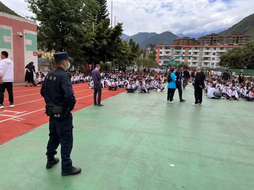 甘孜公安迅速參與抗震救災(zāi)。甘孜公安供圖