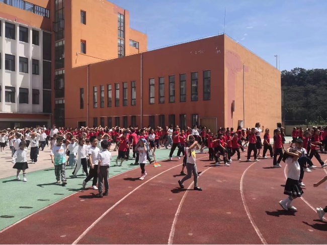 宜賓市敘州區(qū)五友路學(xué)校收到預(yù)警后疏散。成都高新減災(zāi)研究所供圖