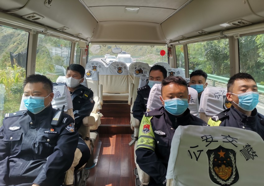 甘孜公安成立應(yīng)急救援組趕赴震中。甘孜公安供圖