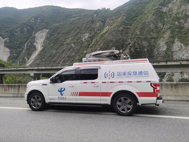 四川電信應(yīng)急搶險車緊急奔赴一線搶險。中國電信四川公司供圖