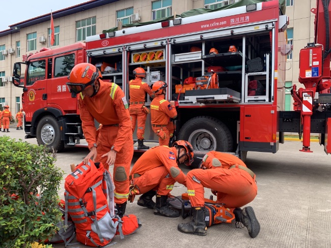 涼山州森林消防支隊(duì)趕赴災(zāi)區(qū)增援。涼山州森林消防支隊(duì)供圖