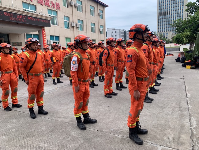 涼山州森林消防支隊趕赴災(zāi)區(qū)增援。涼山州森林消防支隊供圖