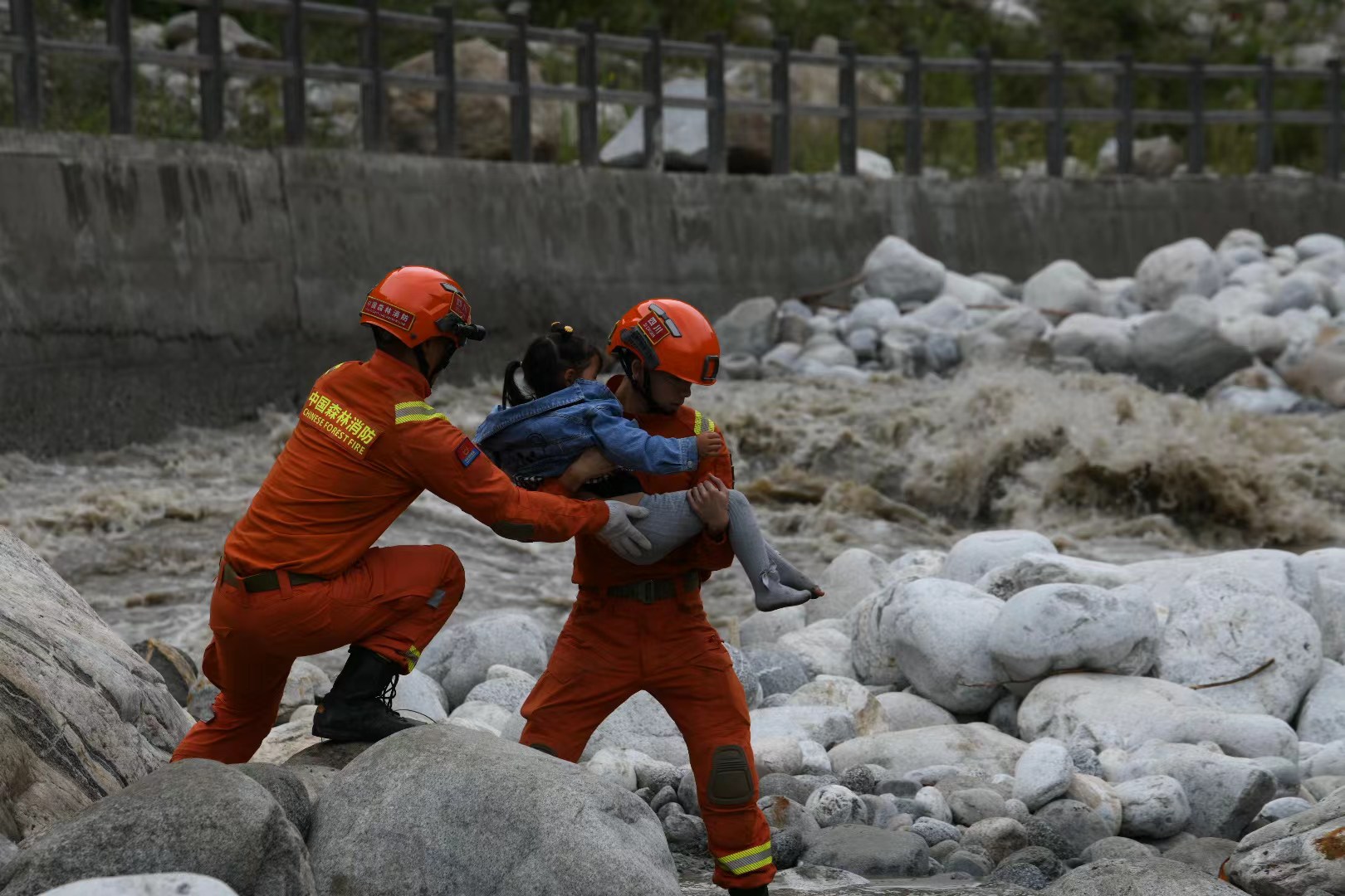 加固簡易橋梁，森林消防員護(hù)送傷員就醫(yī)。四川省森林消防總隊(duì)供圖