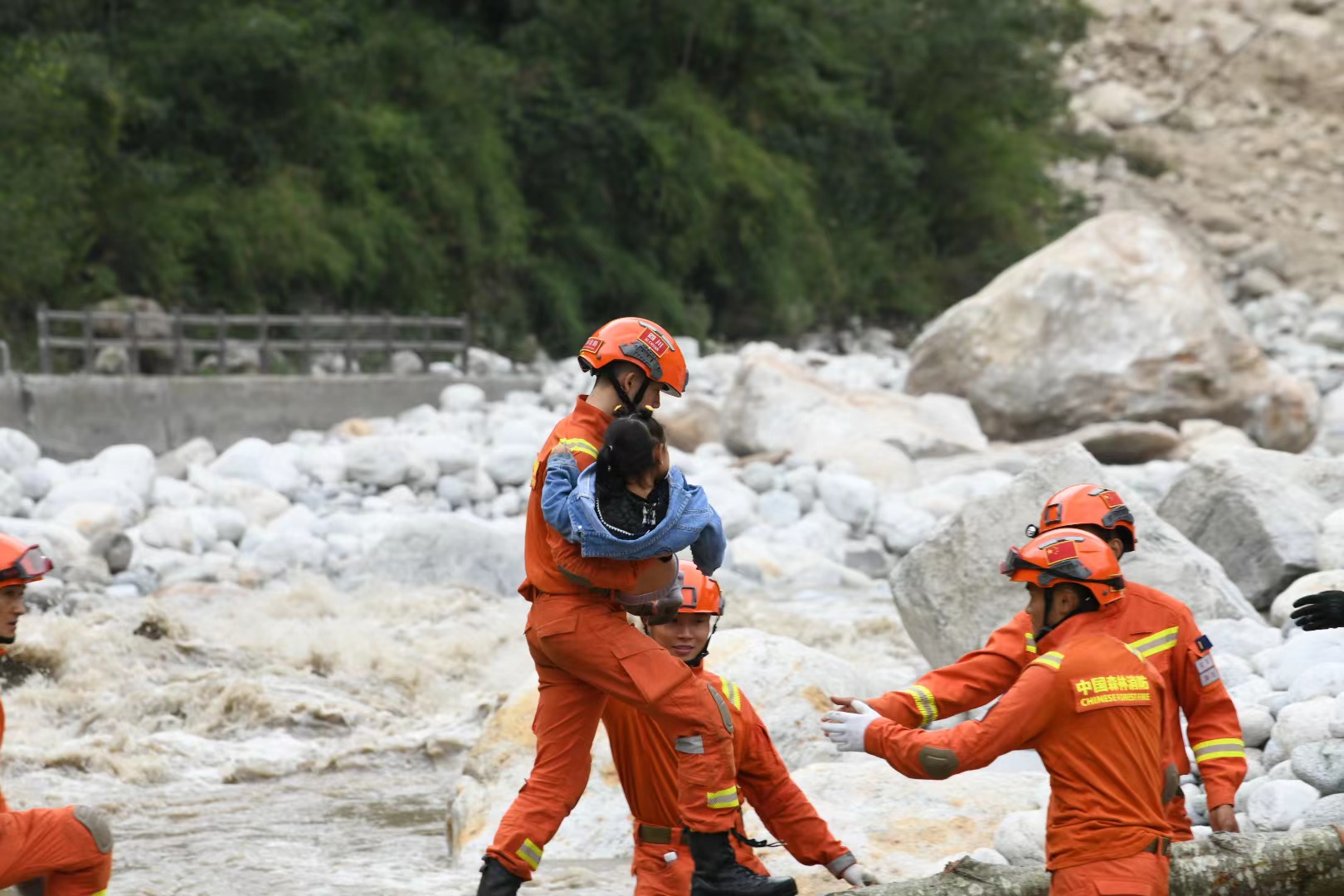 加固簡易橋梁，森林消防員護送傷員就醫(yī)。四川省森林消防總隊供圖