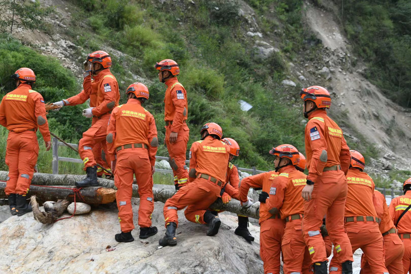 加固簡(jiǎn)易橋梁，森林消防員護(hù)送傷員就醫(yī)。四川省森林消防總隊(duì)供圖