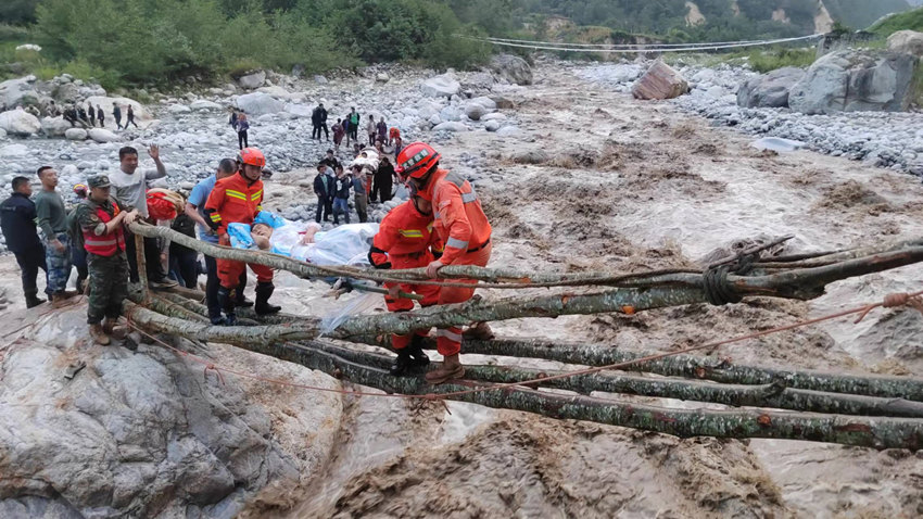 9月5日，消防員正在轉(zhuǎn)移群眾。四川省森林消防總隊(duì)供圖