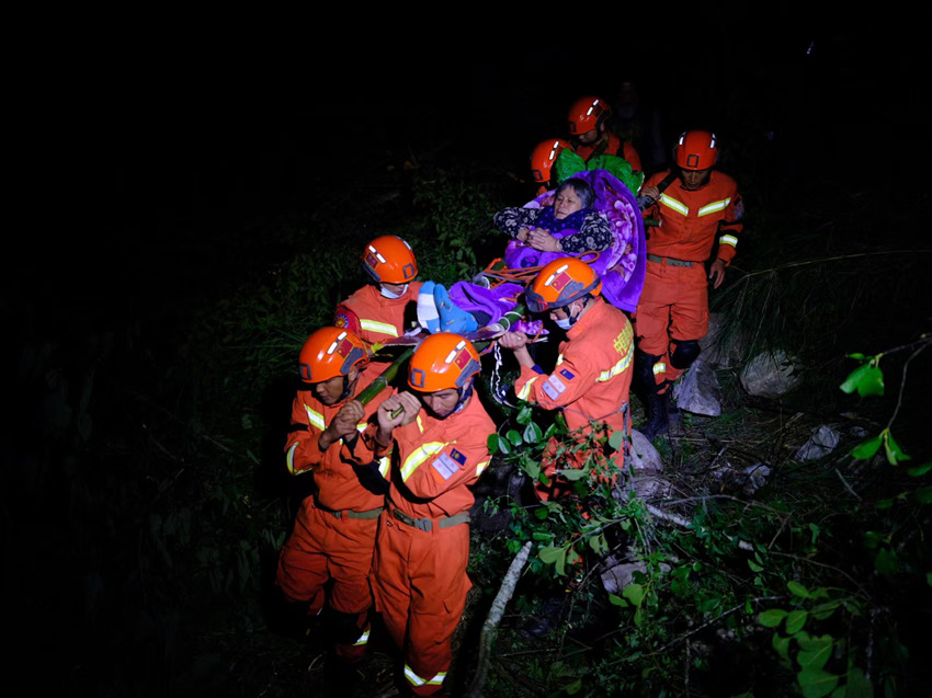 消防員轉(zhuǎn)移群眾。四川省森林消防總隊供圖