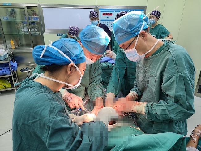 孫明偉等在石棉縣醫(yī)院為傷員做手術。四川省人民醫(yī)院供圖