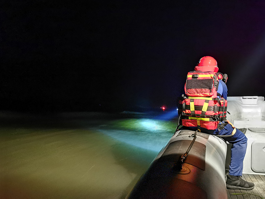 9月6日凌晨，四川消防救援人員舟艇渡河前行。王新宇攝