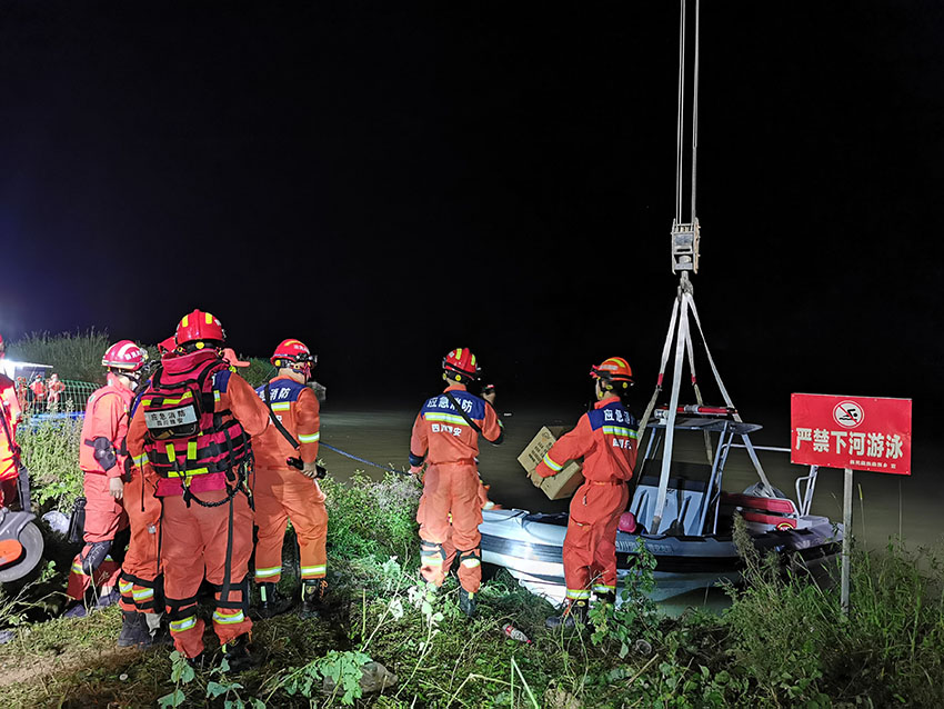 9月6日凌晨，四川消防救援人員舟艇渡河前行。王新宇攝