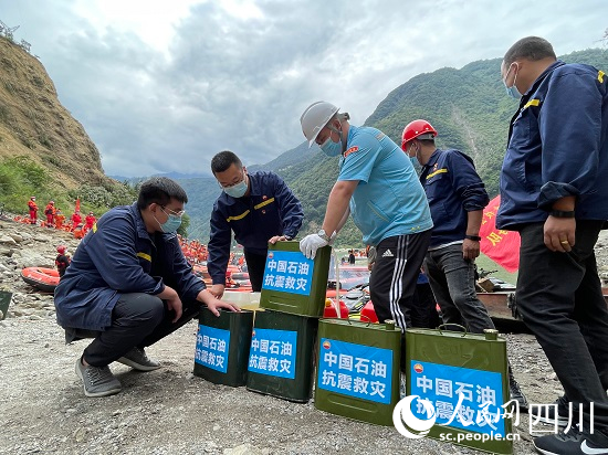 送油小分隊(duì)為救災(zāi)現(xiàn)場的沖鋒舟、摩托艇等設(shè)備送油。李悅攝