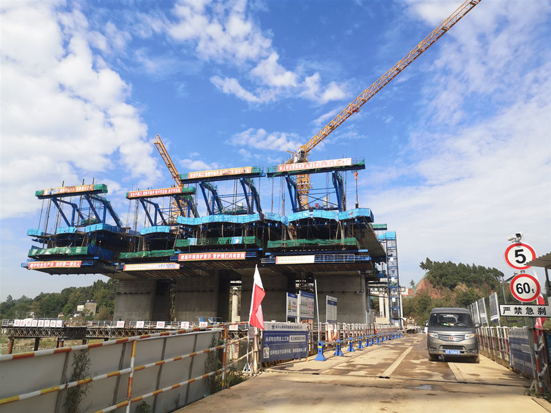 成金簡快速路沱江大橋施工現(xiàn)場。成都市國資委供圖