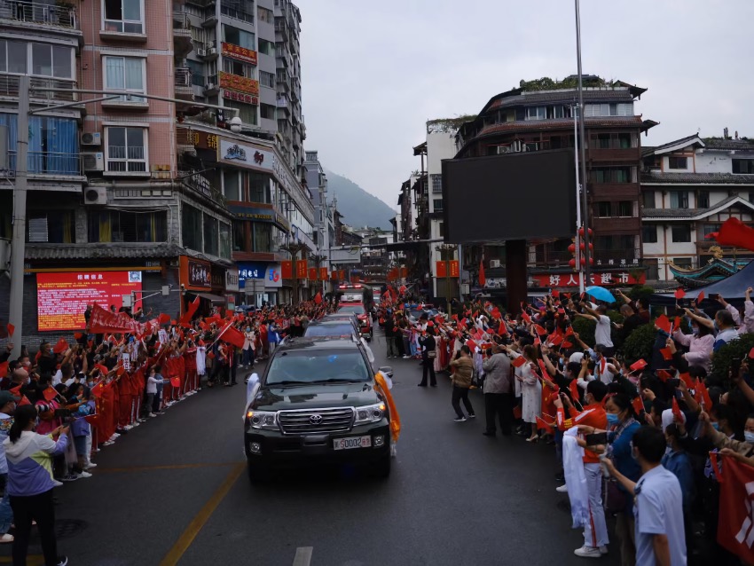9月13日，瀘定縣，森林消防員撤離時受到當(dāng)?shù)鼐用駣A道相送。程雪力攝 