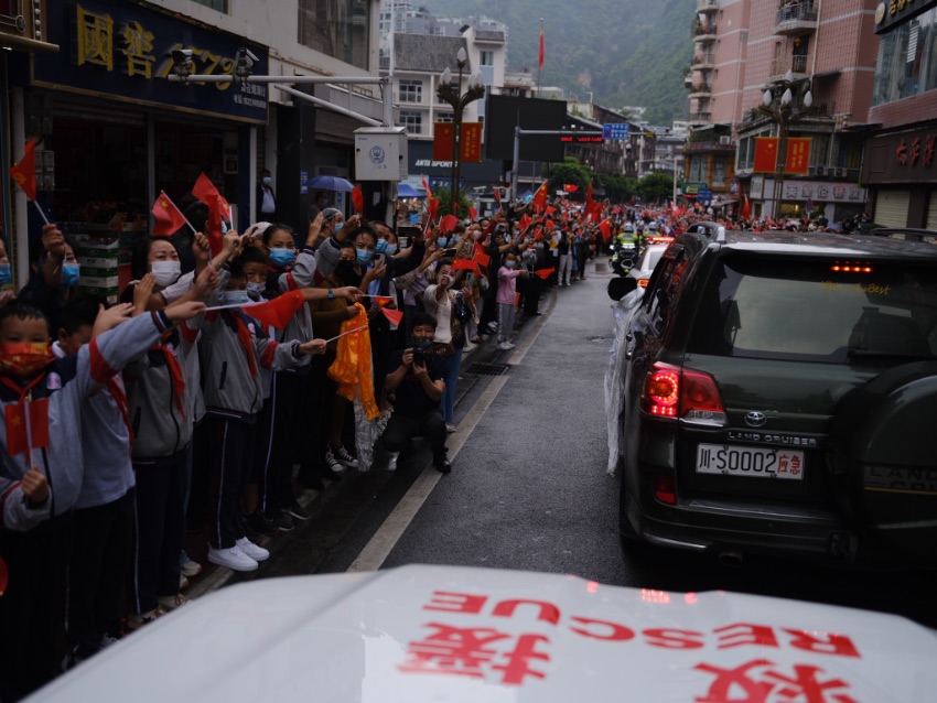 9月13日，瀘定縣，森林消防員撤離時(shí)受到當(dāng)?shù)鼐用駣A道相送。程雪力攝