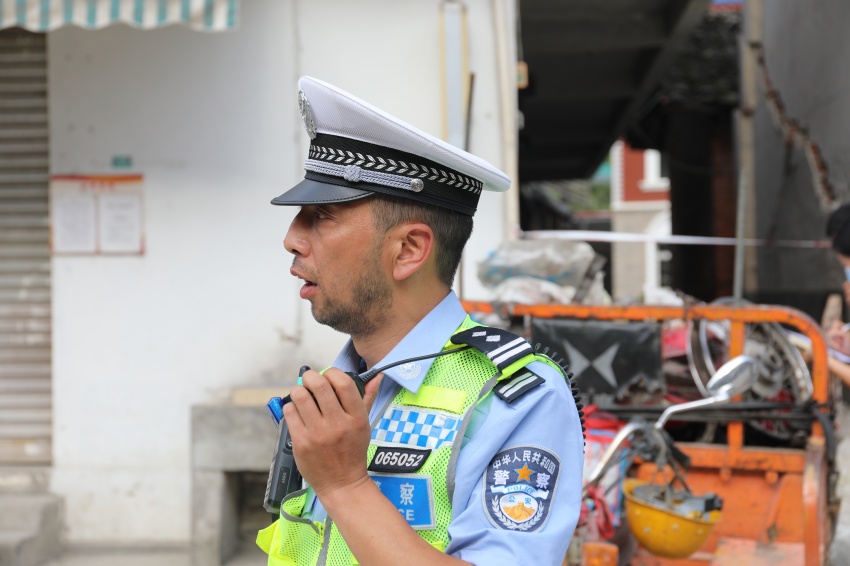 瀘定縣公安局交警大隊(duì)大隊(duì)長(zhǎng)徐健。甘孜公安供圖