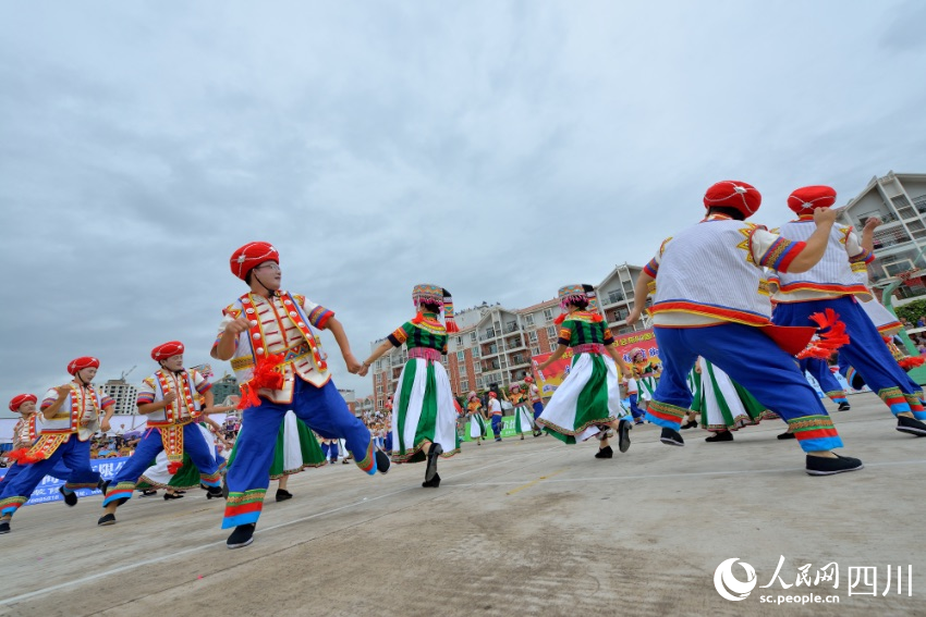 會(huì)東歷史悠久、民風(fēng)淳樸、民族風(fēng)情濃厚。圖為當(dāng)?shù)毓媚铩⑿』镎诒硌輼O具特色的會(huì)東蹢腳舞。黃劍攝