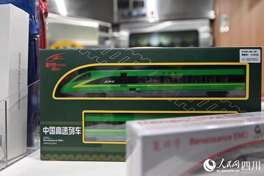 車內(nèi)陳列的“綠巨人”模型手辦。李富彬攝