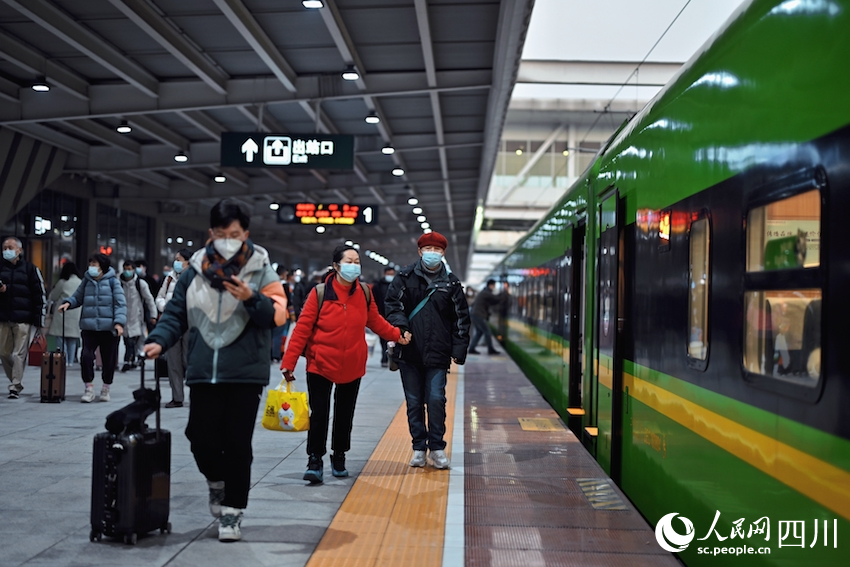 成都南站，準備上車的乘客。李富彬攝