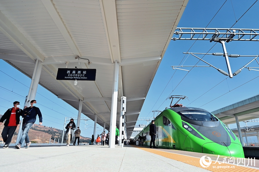 經(jīng)過近3小時行駛，列車抵達西昌西站。李富彬攝