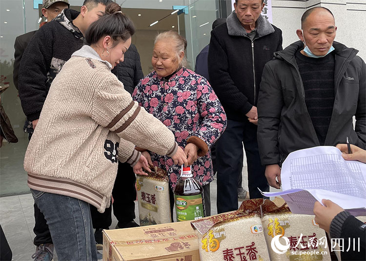 為困難群眾送上慰問(wèn)品。王紅攝