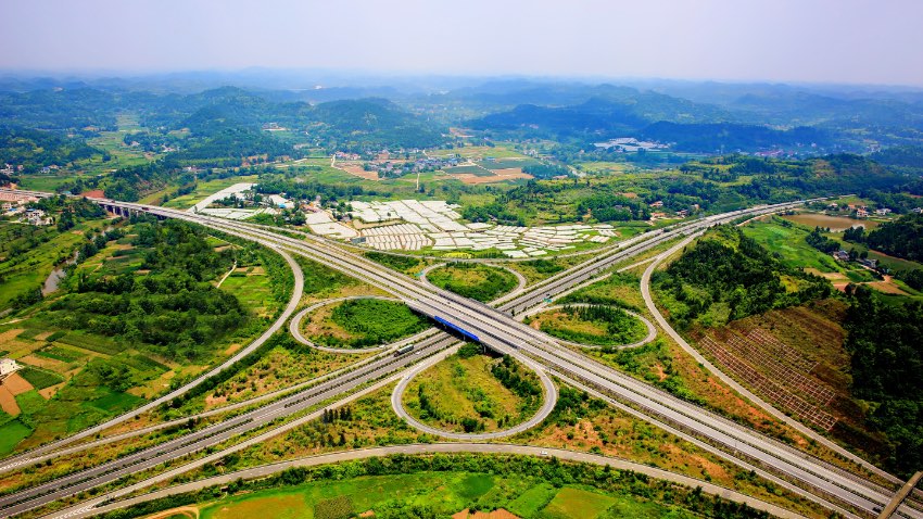 “雙圈”間四通八達(dá)的交通體系，為遂寧建設(shè)聯(lián)動成渝的現(xiàn)代物流樞紐夯實(shí)了基礎(chǔ)。遂寧市委宣傳部供圖