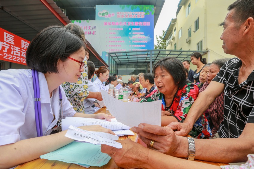 資料圖：2021年，遂寧市船山區(qū)組織巡回醫(yī)療組到鄉(xiāng)鎮(zhèn)。李四海攝