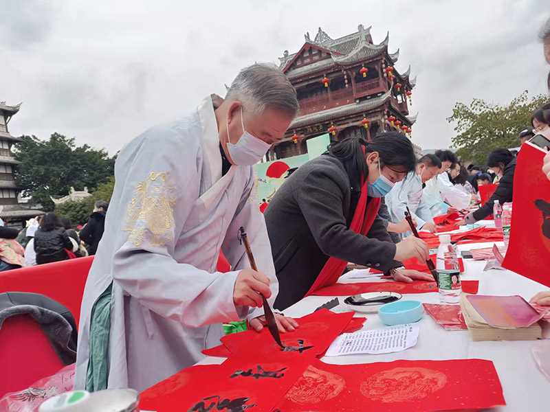 活動現(xiàn)場，書法藝術(shù)家們揮毫潑墨，筆走龍蛇。吳舒婷攝