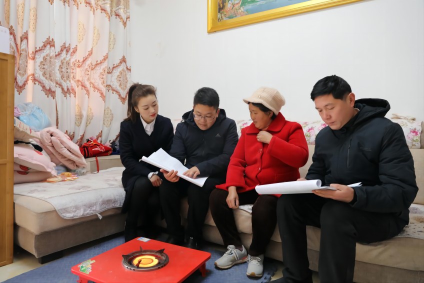 巴州區(qū)紀檢監(jiān)察干部開展入戶走訪、送榜到戶、收集問題線索。巴州區(qū)紀委監(jiān)委會供圖