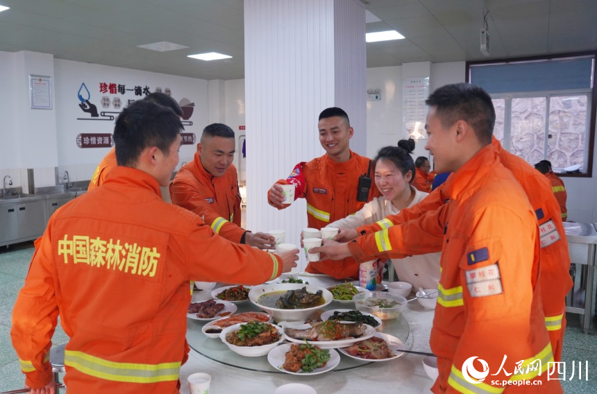 張鵬程與妻子劉勝蘭一起吃團圓飯。羊冉攝