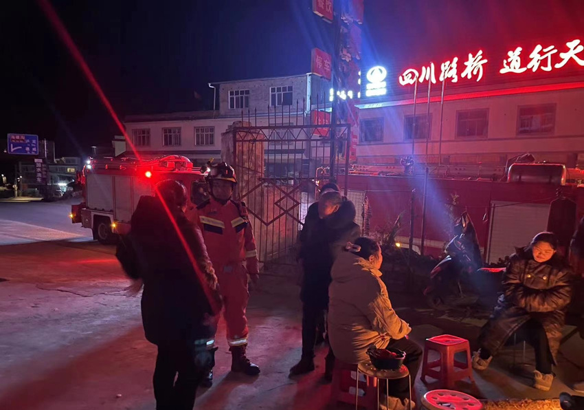 救援人員正在開展房屋受損情況排查,并詢問群眾情況。四川省消防救援總隊供圖