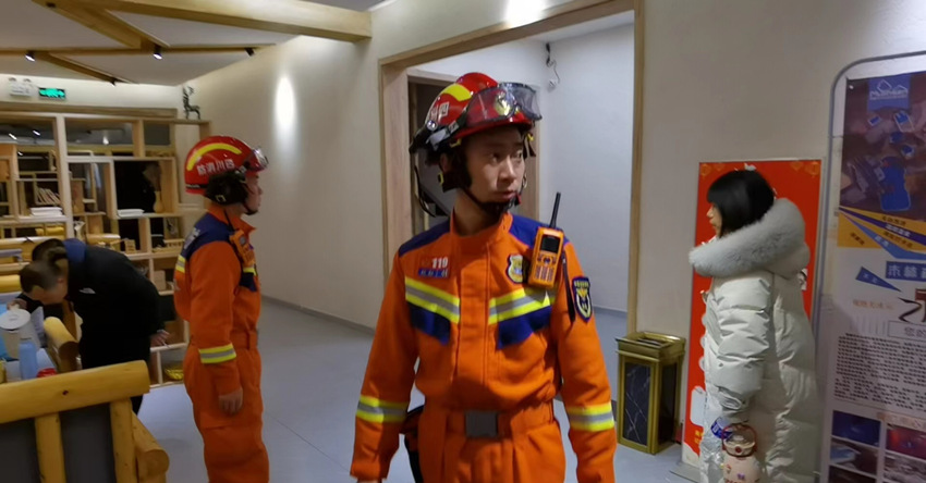 救援人員正在開展房屋受損情況排查，并詢問群眾情況。四川省消防救援總隊(duì)供圖