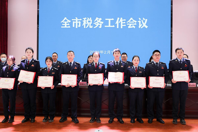 受表彰的先進(jìn)代表上臺(tái)領(lǐng)獎(jiǎng)。閆大春供圖