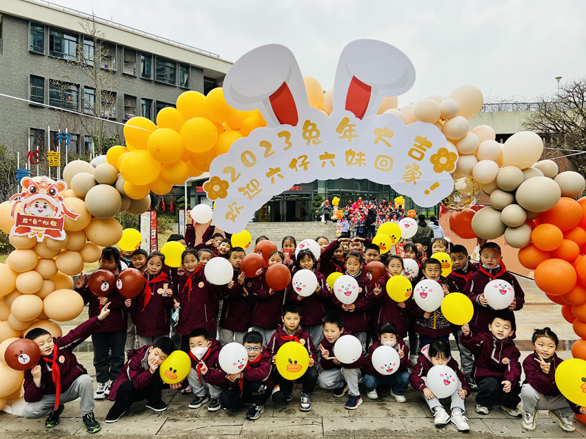 新學(xué)期儀式感滿滿的同學(xué)們合影。四川省天府新區(qū)第六小學(xué)供圖
