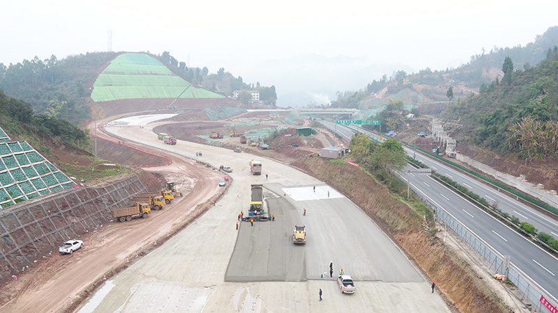 包茂高速高竹互通施工現(xiàn)場。鄰水縣融媒體中心供圖